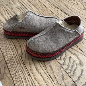 Ugg refelt tasman slipper. In good condition, worn around the house,are too big